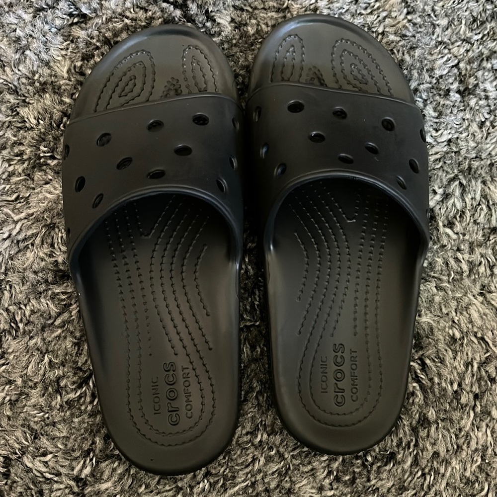 CLASSIC CROCS SLIDE
Excellent Condition!